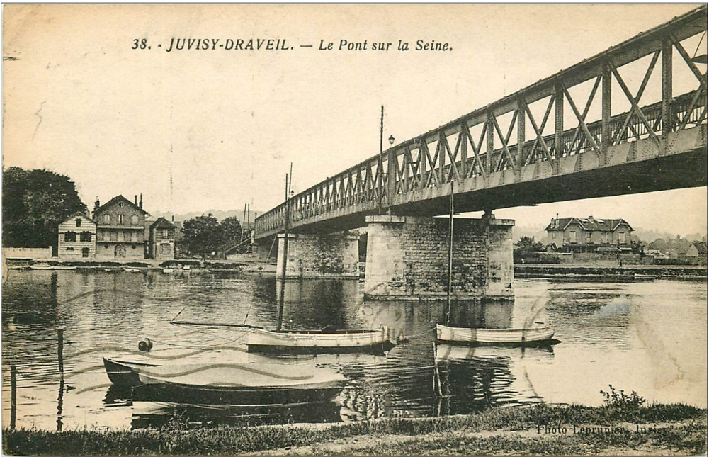 Carte postale ancienne : le pont de Juvisy-Draveil en treillis métallique au-dessus de la Seine, barques amarrées au premier plan
