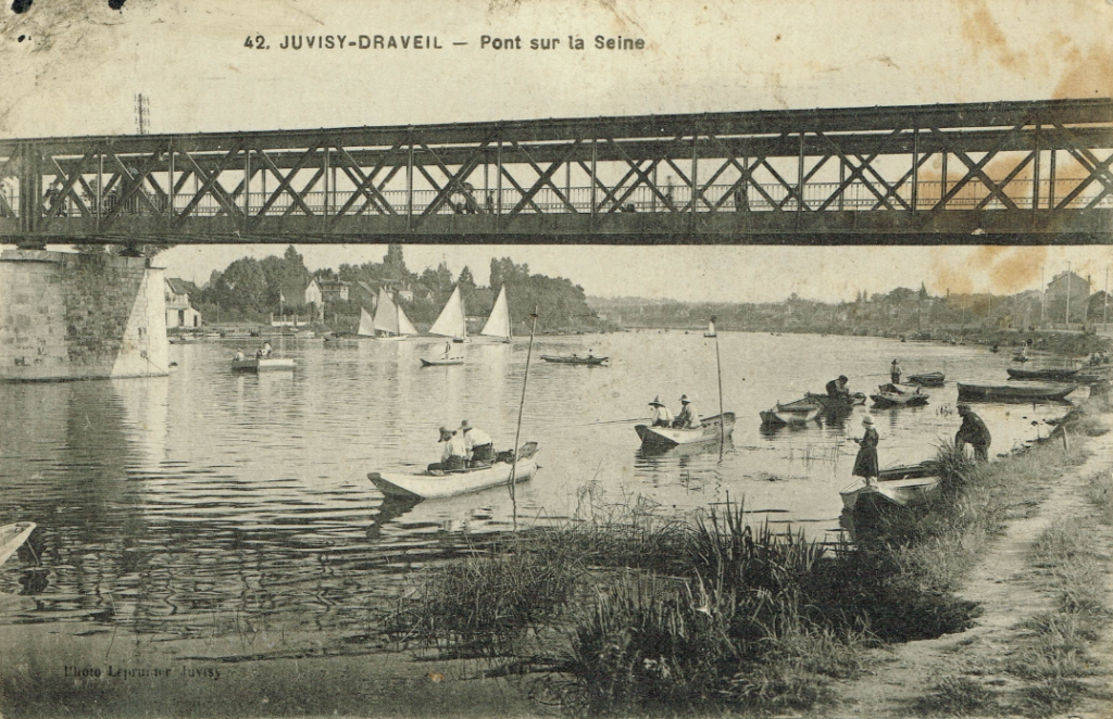 Carte postale ancienne : barques et voiliers sur la Seine au pied du pont métallique de Juvisy-Draveil