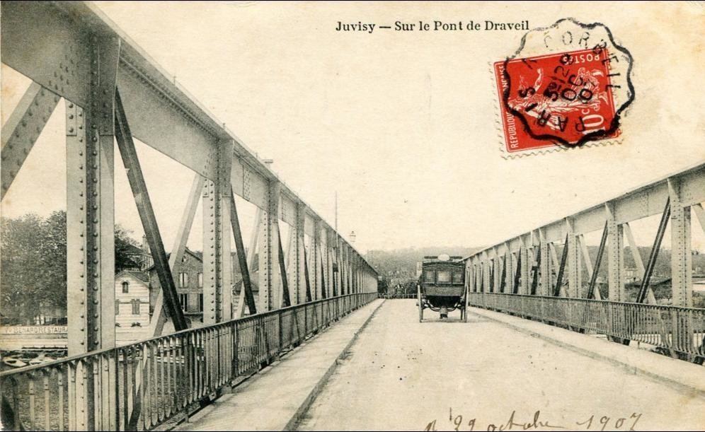 Carte postale ancienne : la chaussée du pont de Draveil entre les deux poutres en treillis, un attelage au centre